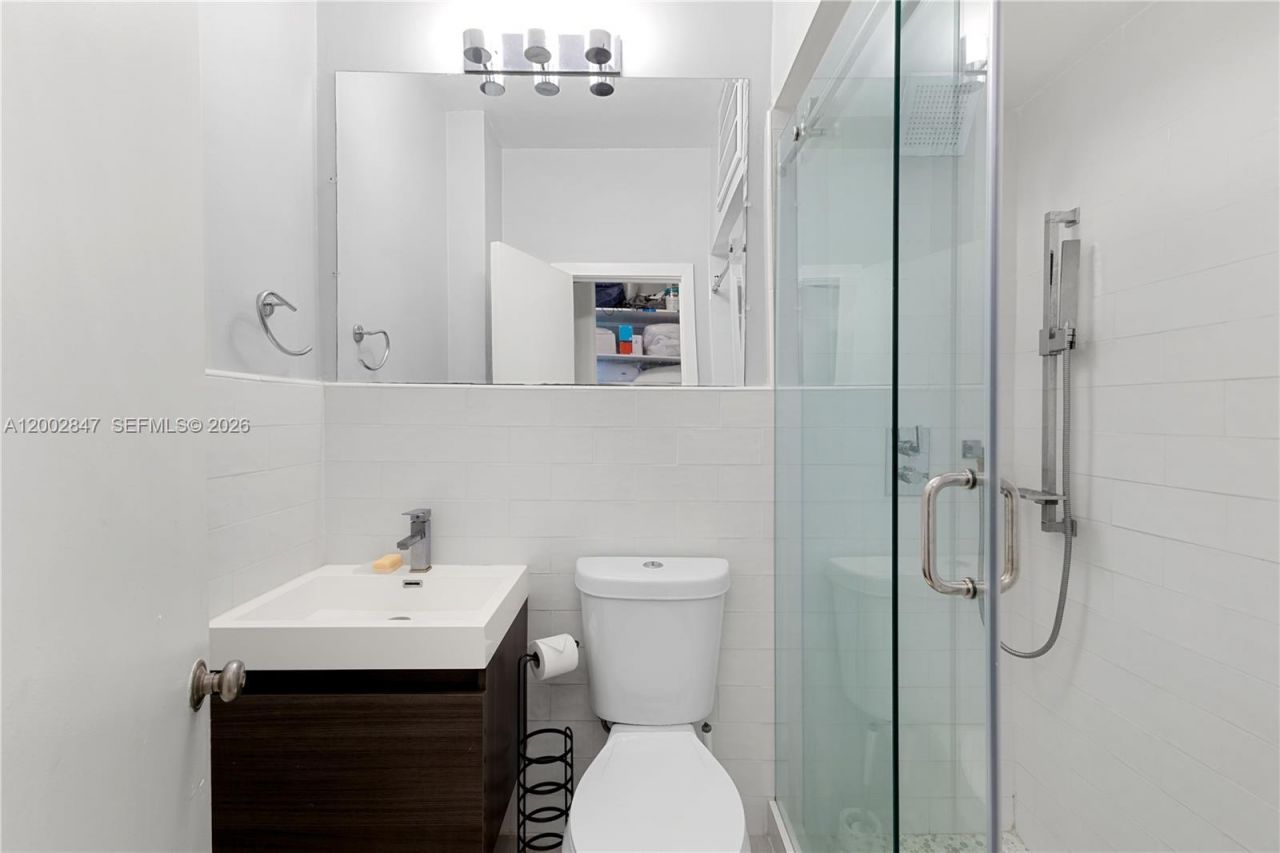 2421 Lake Pancoast Dr, Unit 3D, Miami Beach, FL 33140 Photo