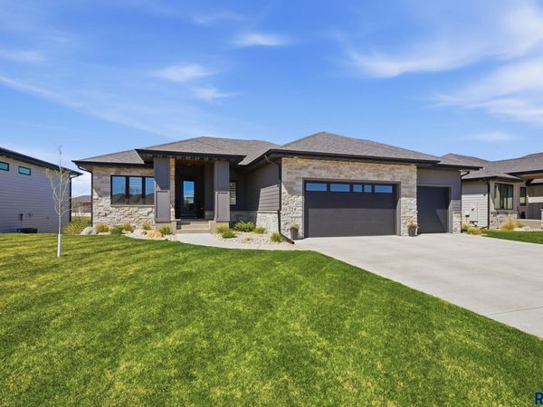 724 E 77th St, Sioux Falls, SD 57108