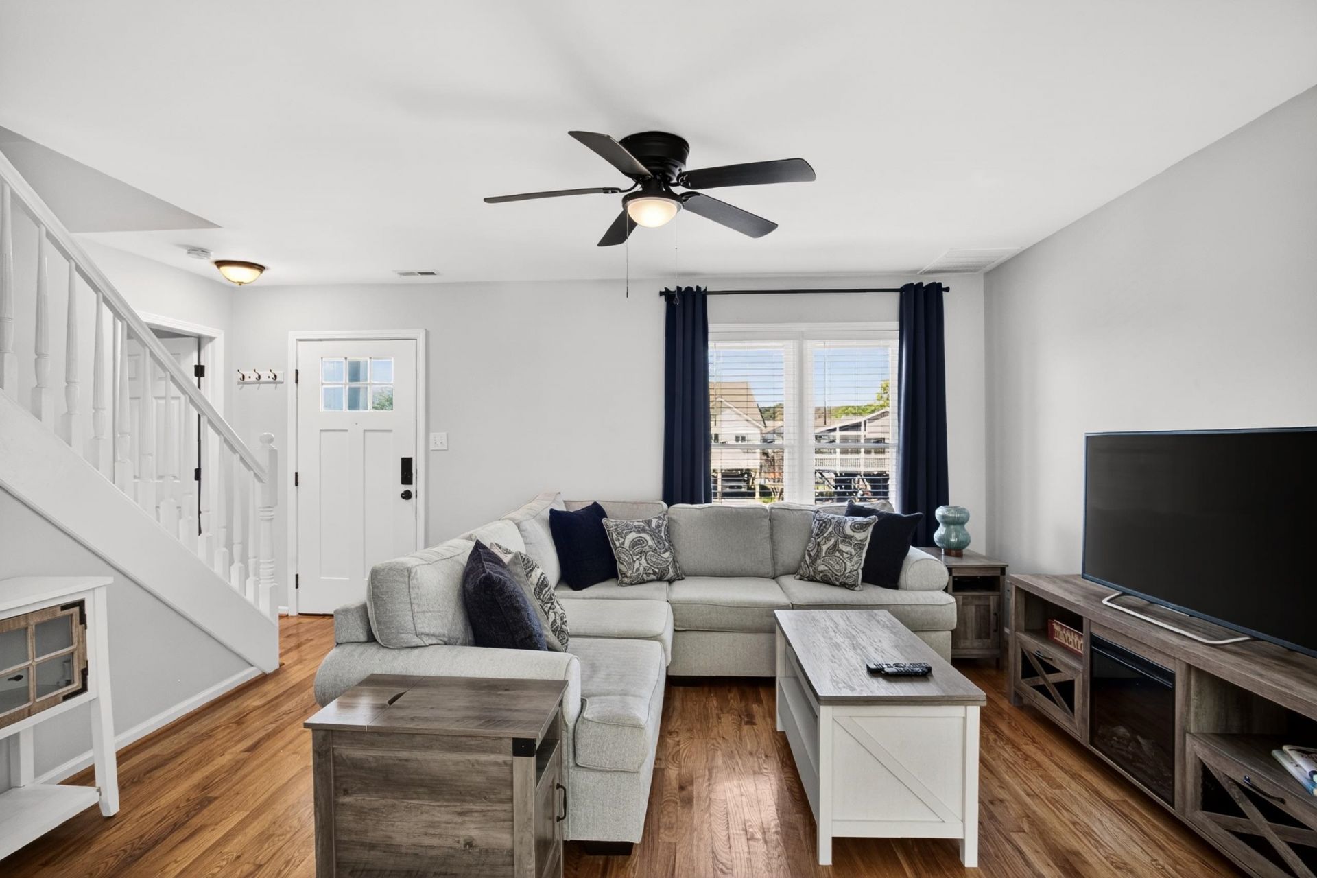 922 Salt Pl. Photo 4