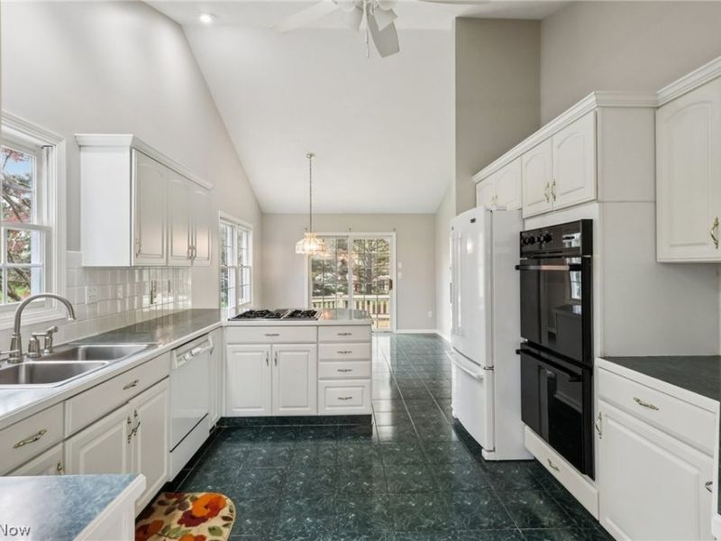 616 Sally Circle, Wadsworth, OH 44281 Photo 8