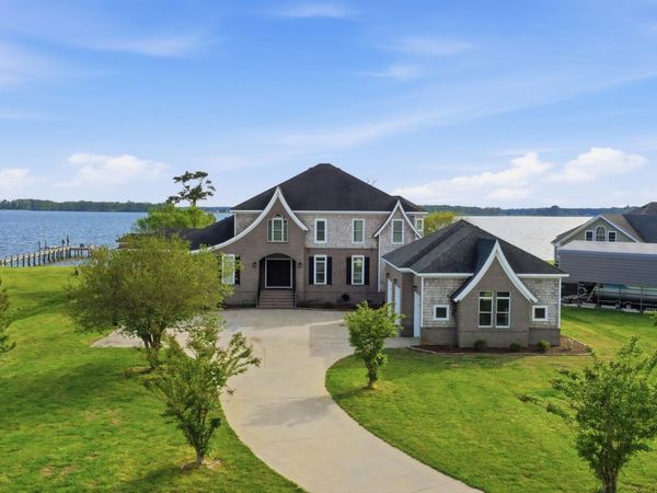 503 Pointe Vista Drive, Elizabeth City, NC 27909