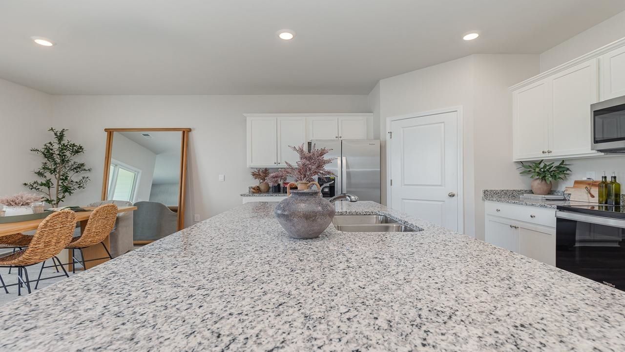 304 Skyward St.  Photo 6