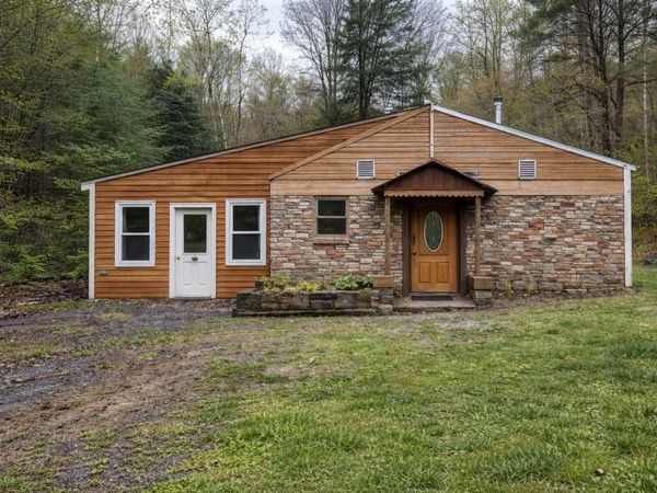 1526 Old River Road, Hartford, VT 05001
