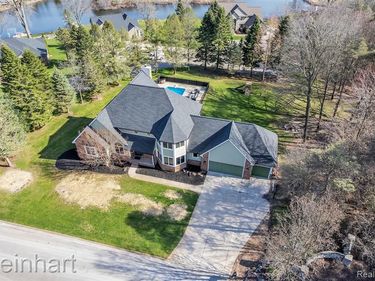 2750 Bayview Drive, Hamburg Twp, MI 48169