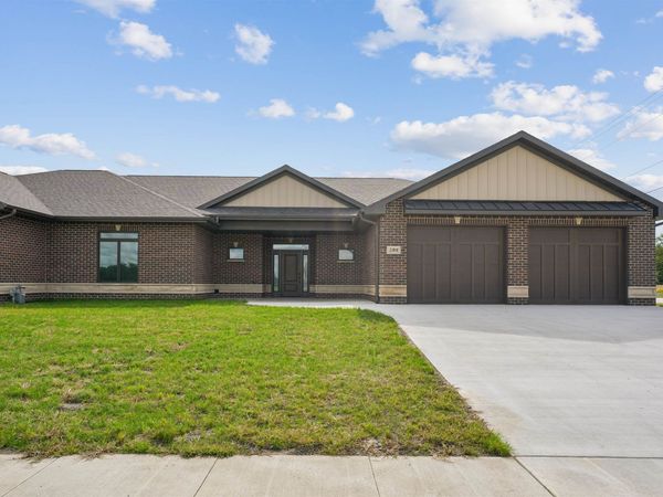 598 Lake Shore Dr., Dyersville, IA 52040