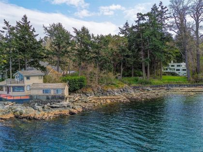2620 Queenswood Dr Saanich, BC V8N 1X5
