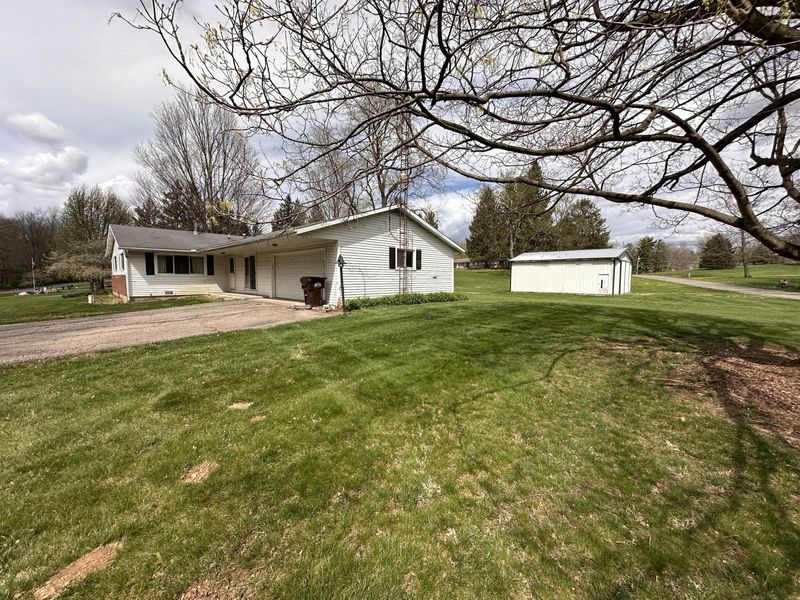 2351 Carriage Hill Drive, Bellefontaine, OH 43311 Photo 3