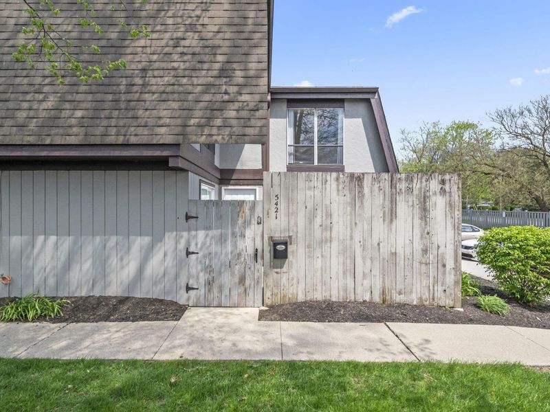 5421 Worthington Forest Place E, Columbus, OH 43229 Photo 2