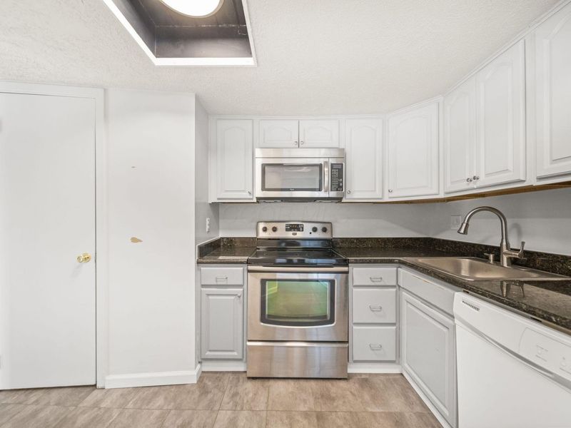 5421 Worthington Forest Place E, Columbus, OH 43229 Photo 5