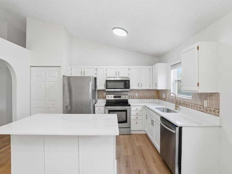 343 Oak Village Drive, Columbus, OH 43207 Photo 13