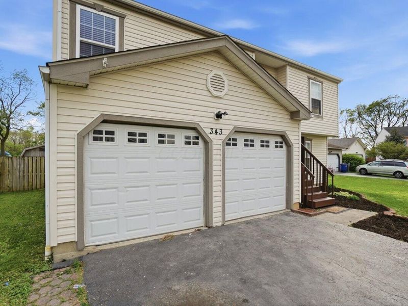 343 Oak Village Drive, Columbus, OH 43207 Photo 2