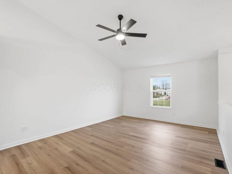 343 Oak Village Drive, Columbus, OH 43207 Photo 6