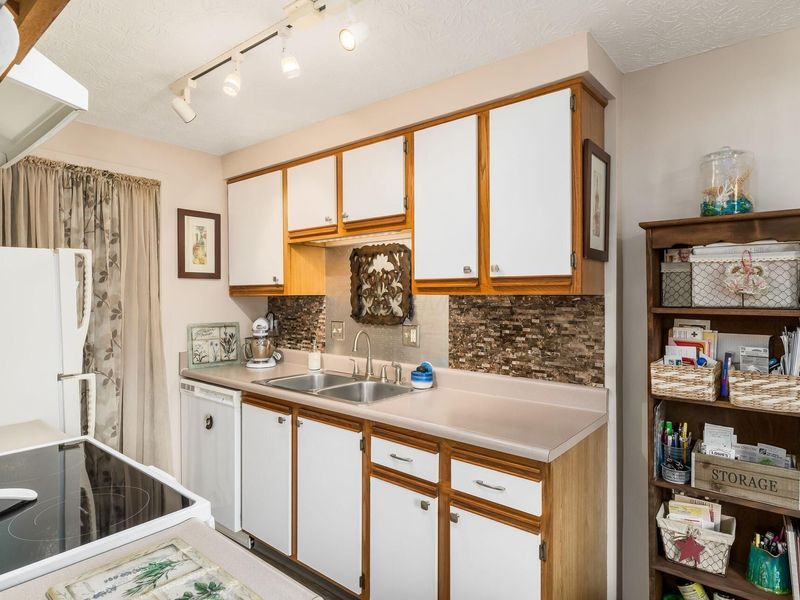 708 Cherry Hollow Road, Unit # A, Columbus, OH 43228 Photo 13