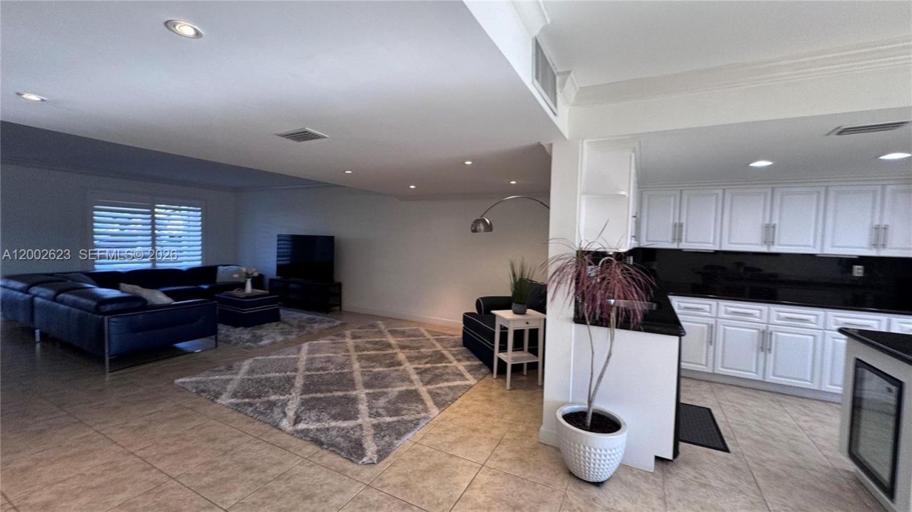 903 NE 27th Ave, Unit 903, Hallandale Beach, FL 33009 Photo