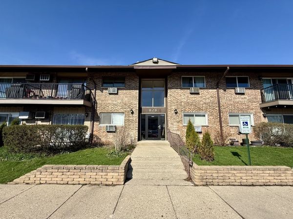828 E Old Willow Road , Unit 216, Prospect Heights, IL 60070