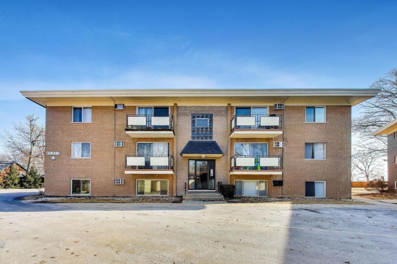 7410 W 111th Street , Worth, IL 60482