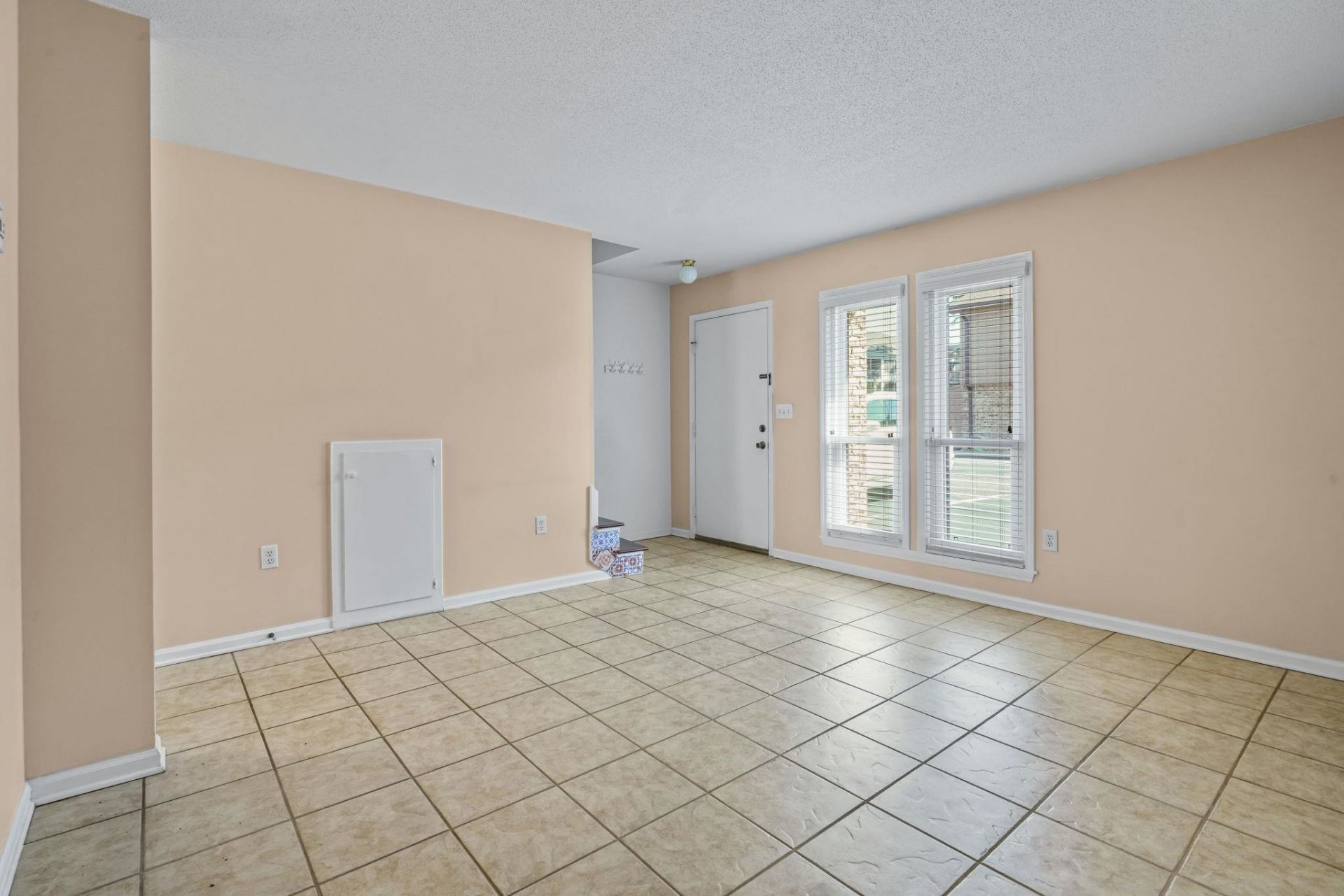 405 Hillside Dr. N Photo 5