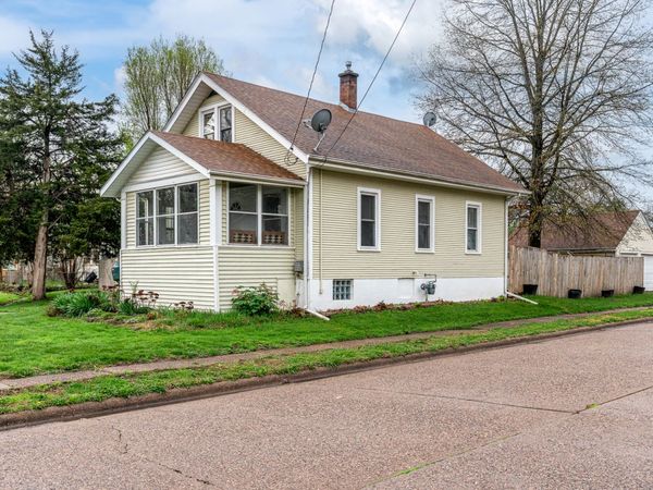 606 Indian Road , Davenport, IA 52802