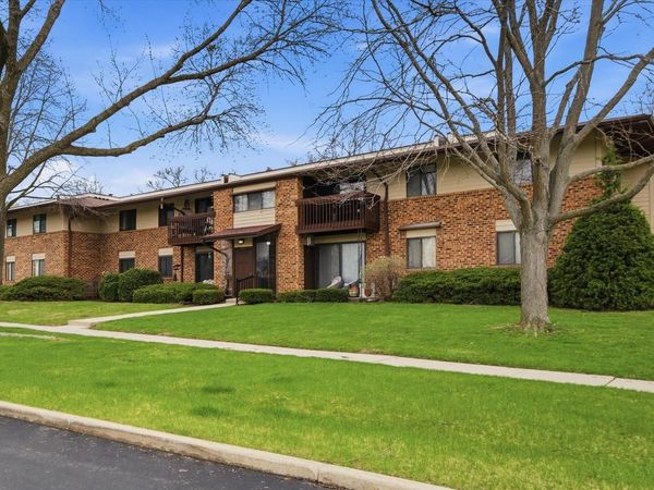 345 Park Hill DRIVE, Unit F, Pewaukee, WI 53072