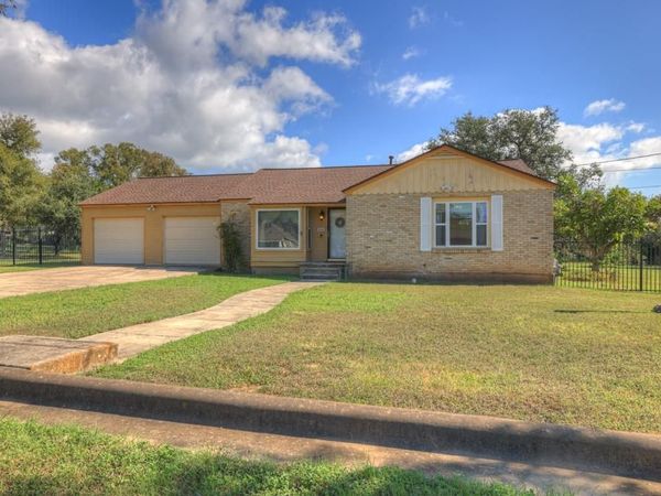 800 N Bishop ST , San Marcos, TX 78666