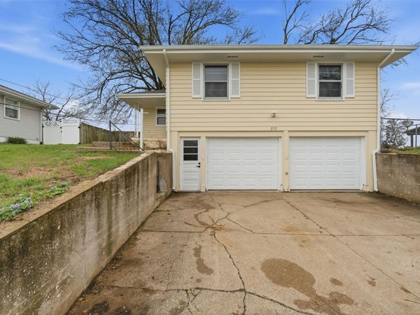 272 27th Avenue SW, Cedar Rapids, IA 52404