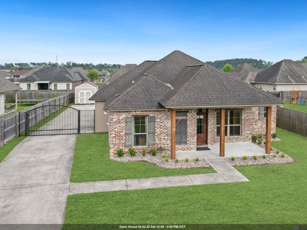 28274 Lake Bruin Dr, Livingston, LA 70754