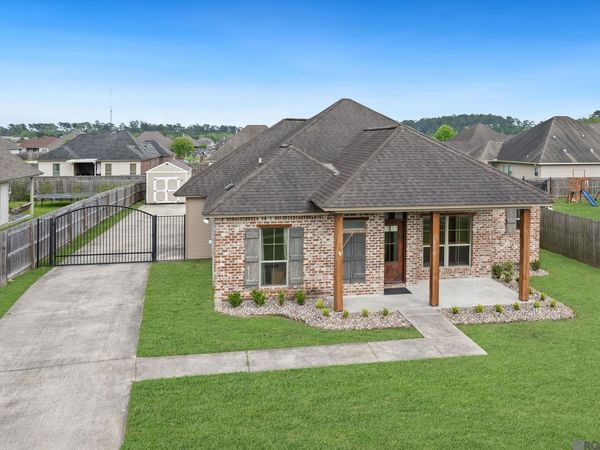 28274 Lake Bruin Dr, Livingston, LA 70754