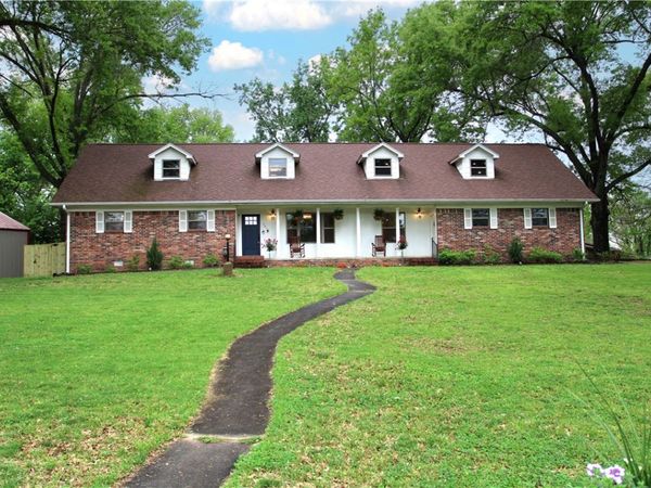 701 E Pleasant Vw, Rogers, AR 72756