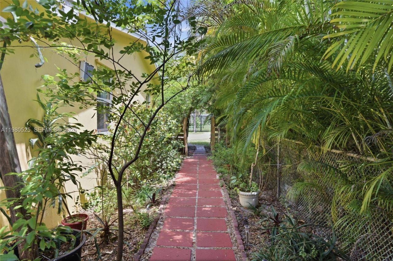 737 SW 2nd Ct, Hallandale Beach, FL 33009 Photo