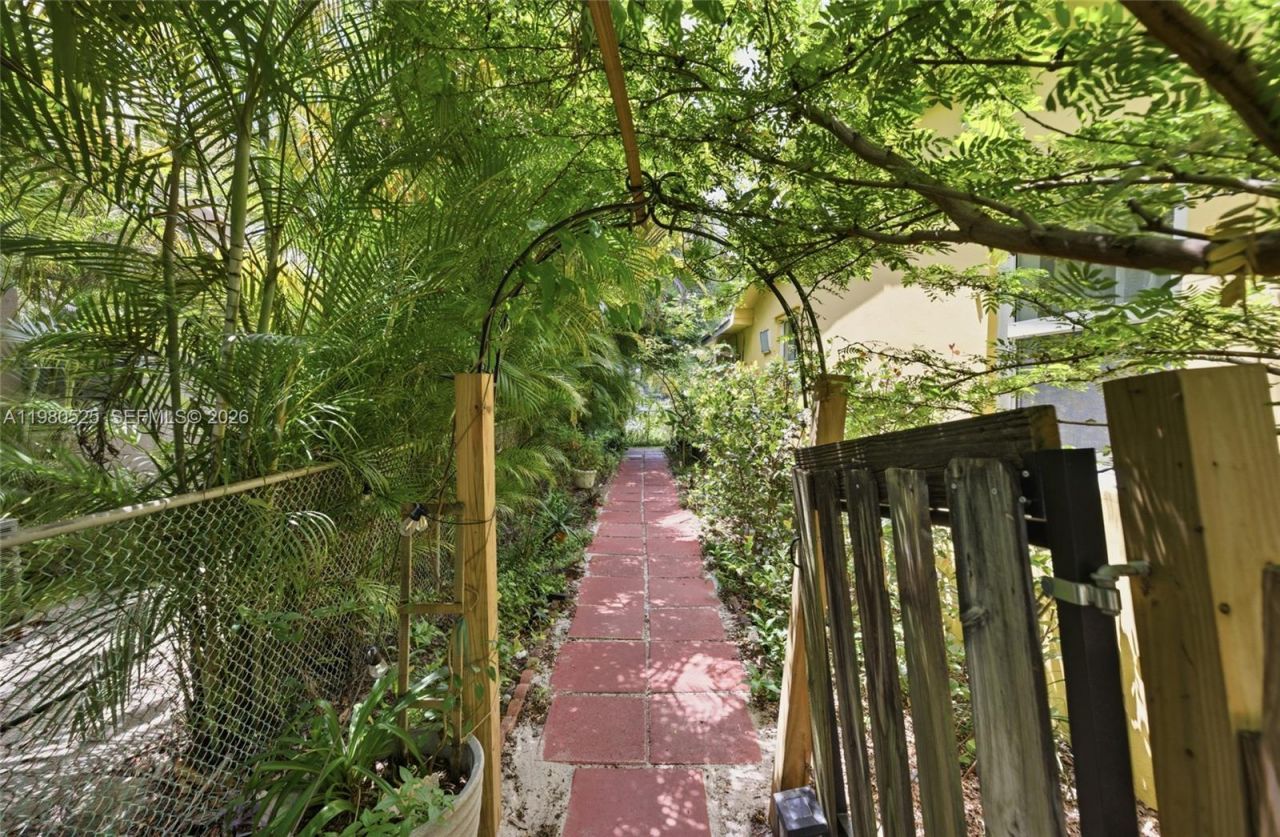 737 SW 2nd Ct, Hallandale Beach, FL 33009 Photo