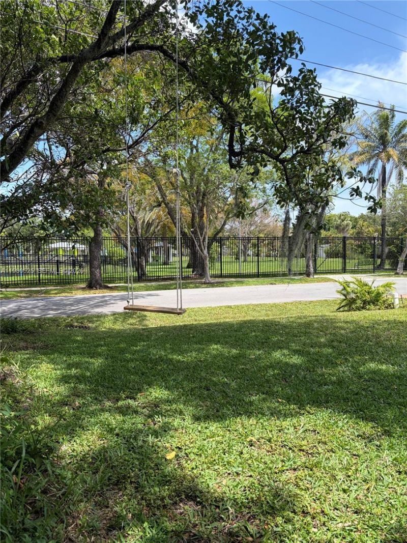 737 SW 2nd Ct, Hallandale Beach, FL 33009 Photo