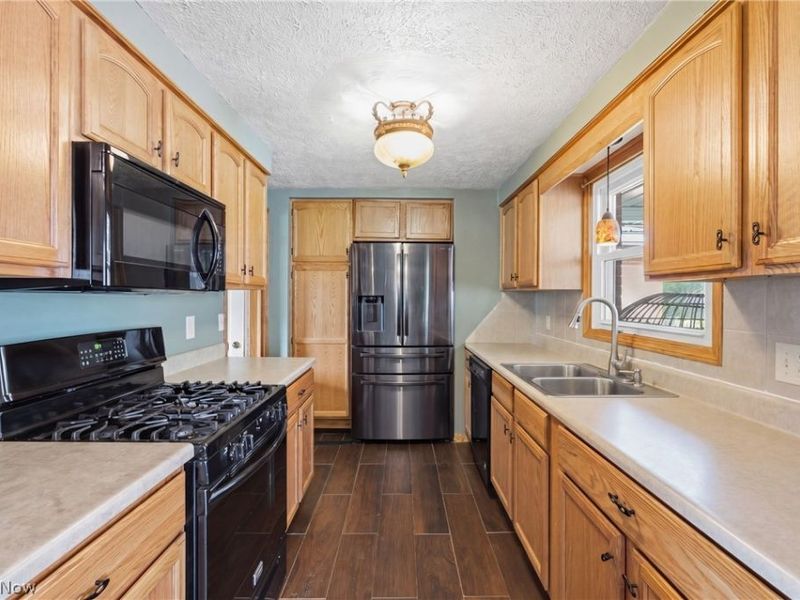 13073 Cloverleaf Street NW, Massillon, OH 44647 Photo 9