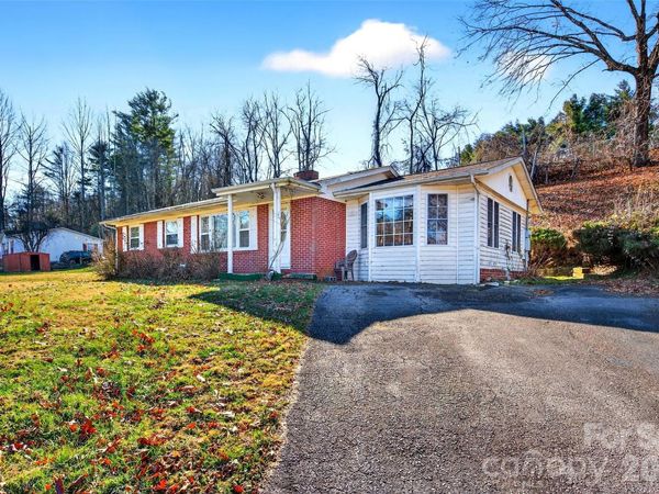 106 Chapel Street , Spruce Pine, NC 28777