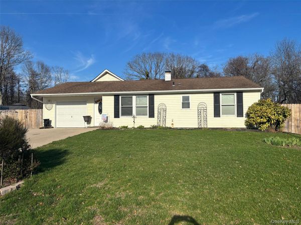 39 Sundial Lane , Bellport, NY 11713