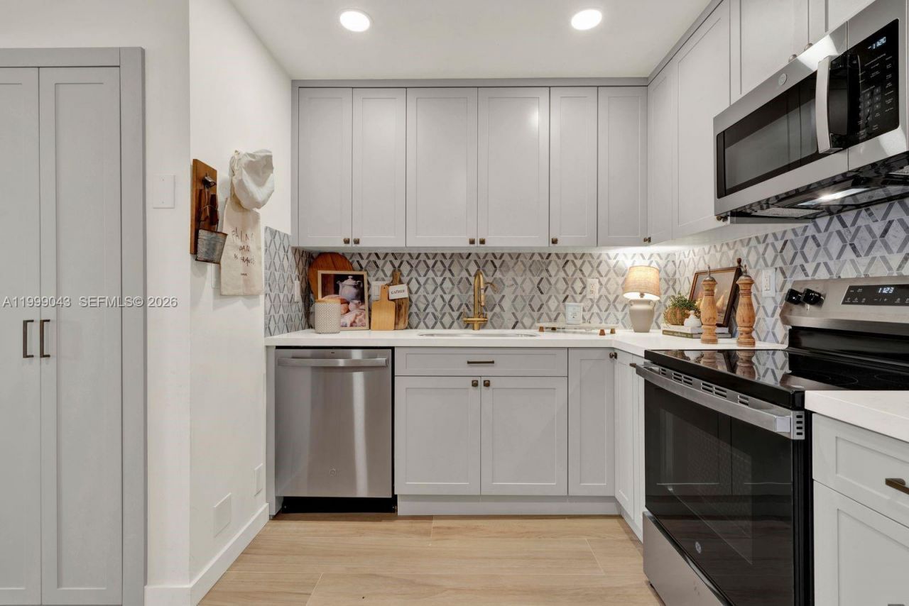 10441 Mahogany Key Cir, Unit 202, Miami, FL 33196 Photo