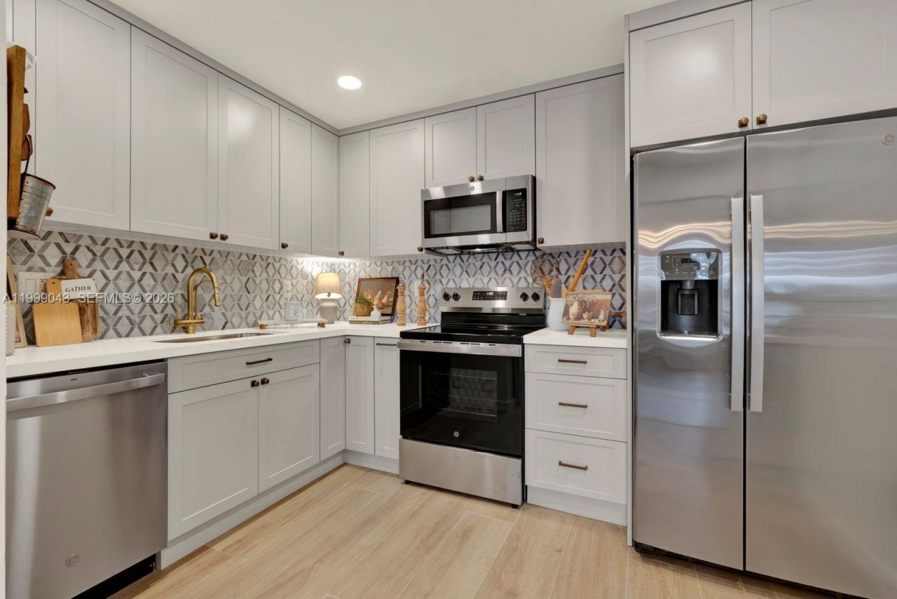 10441 Mahogany Key Cir, Unit 202, Miami, FL 33196 Photo