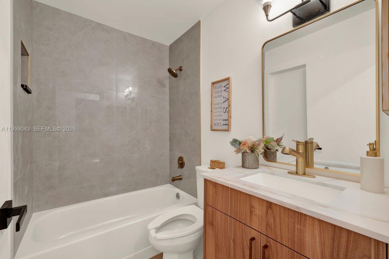 10441 Mahogany Key Cir, Unit 202, Miami, FL 33196 Photo