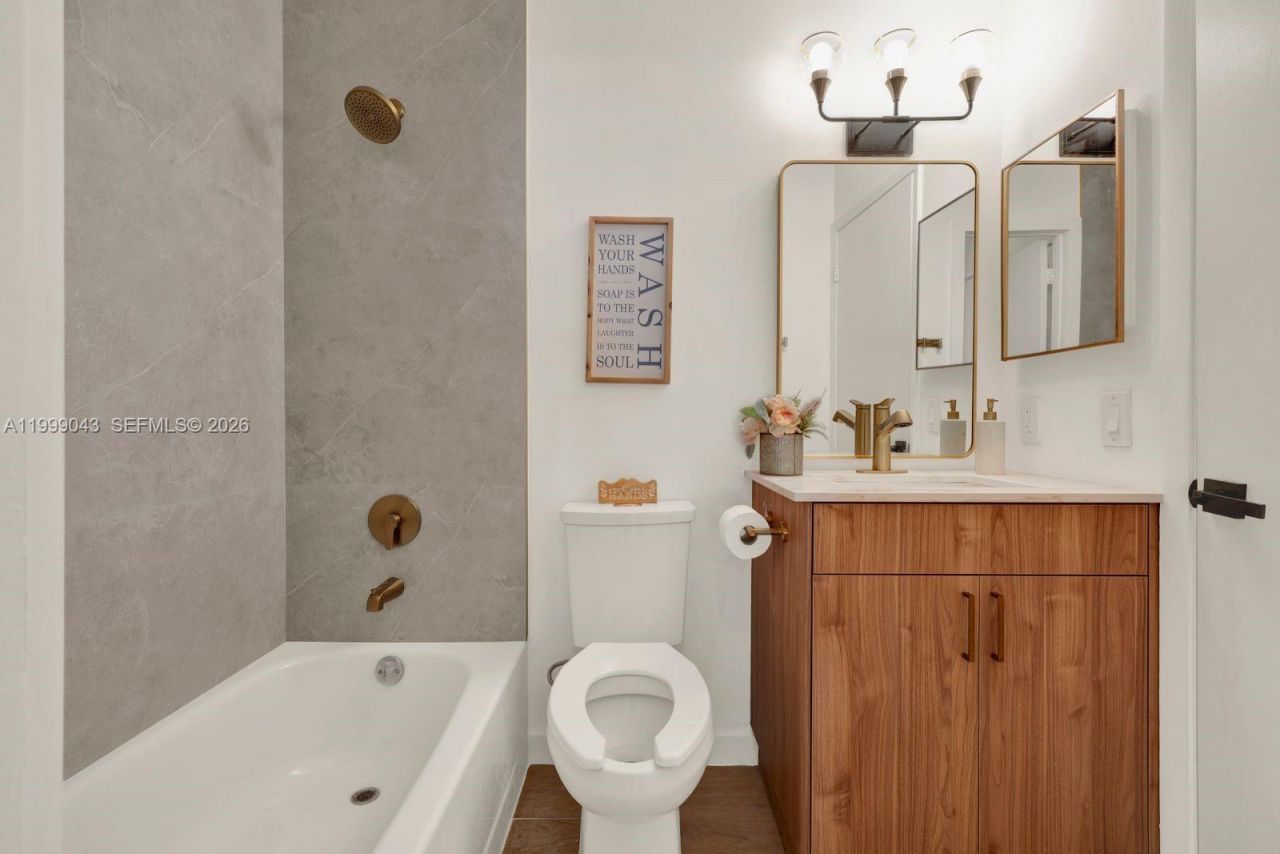 10441 Mahogany Key Cir, Unit 202, Miami, FL 33196 Photo