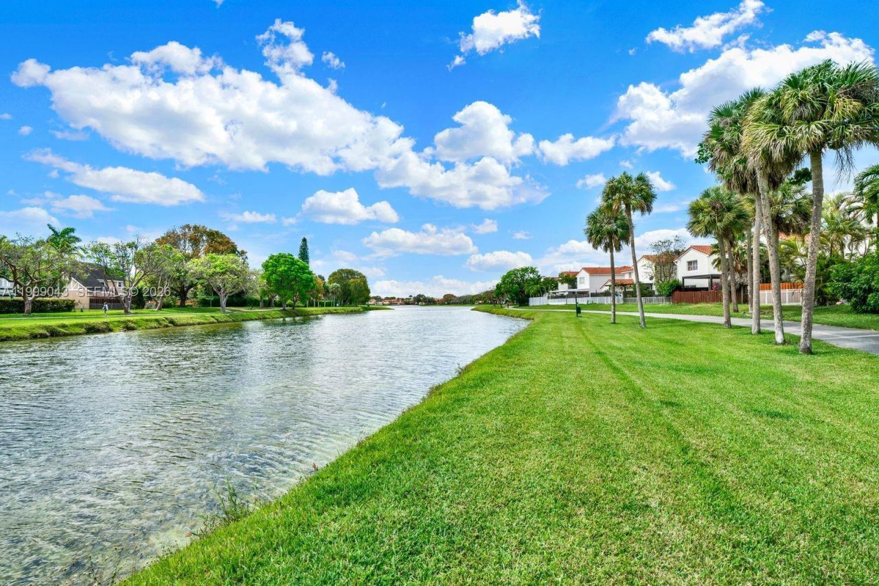 10441 Mahogany Key Cir, Unit 202, Miami, FL 33196 Photo