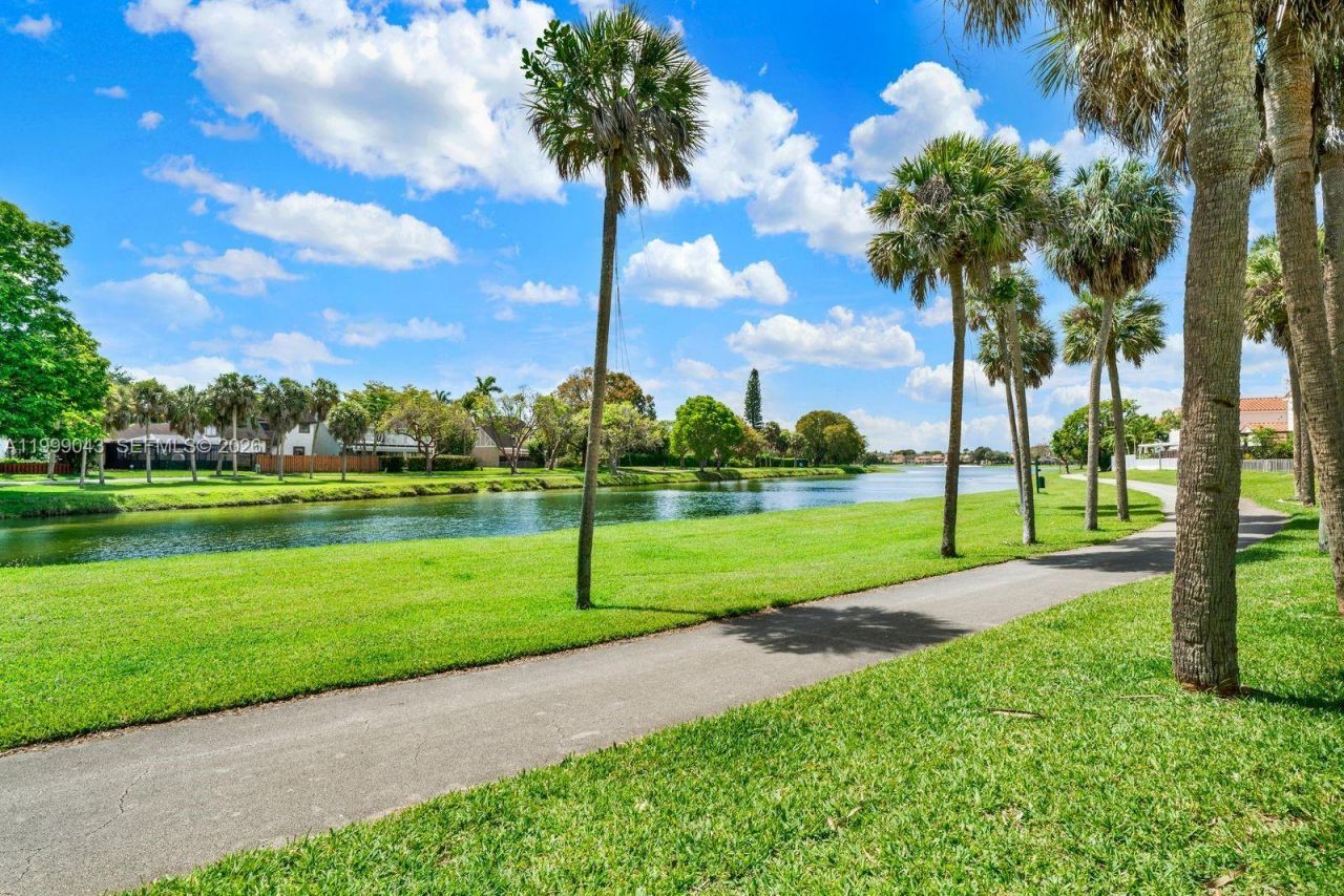 10441 Mahogany Key Cir, Unit 202, Miami, FL 33196 Photo