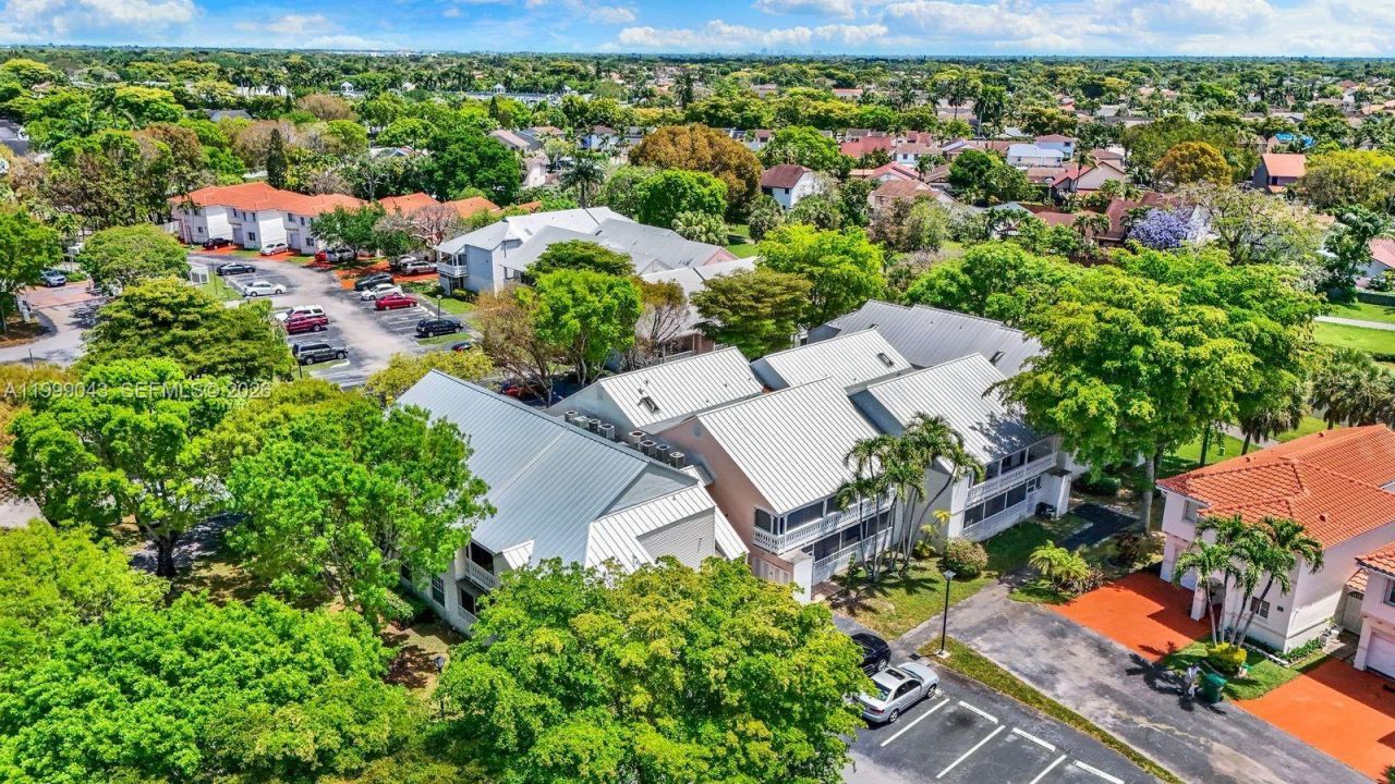 10441 Mahogany Key Cir, Unit 202, Miami, FL 33196 Photo