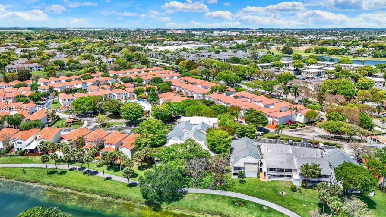 10441 Mahogany Key Cir, Unit 202, Miami, FL 33196 Photo