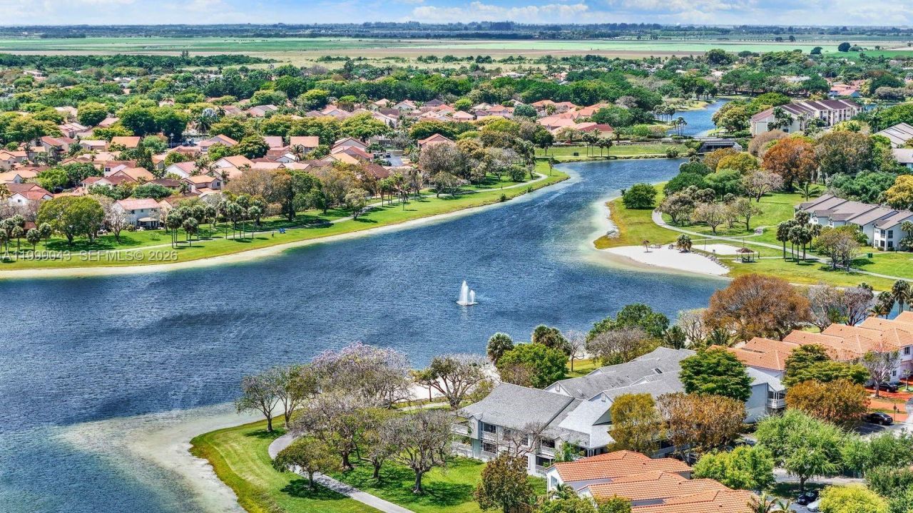 10441 Mahogany Key Cir, Unit 202, Miami, FL 33196 Photo