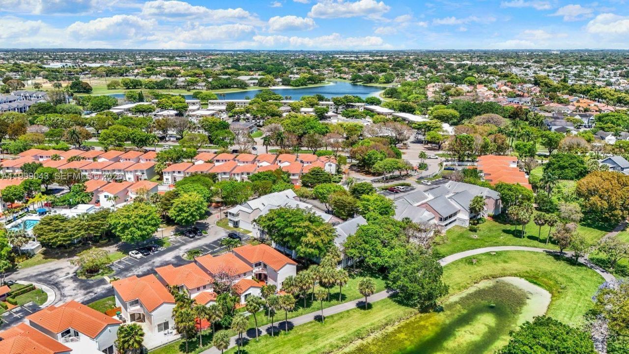 10441 Mahogany Key Cir, Unit 202, Miami, FL 33196 Photo