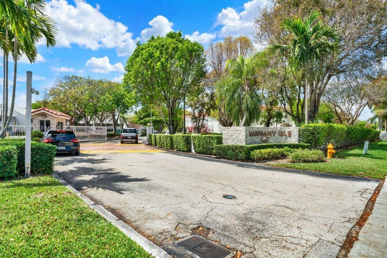10441 Mahogany Key Cir, Unit 202, Miami, FL 33196 Photo