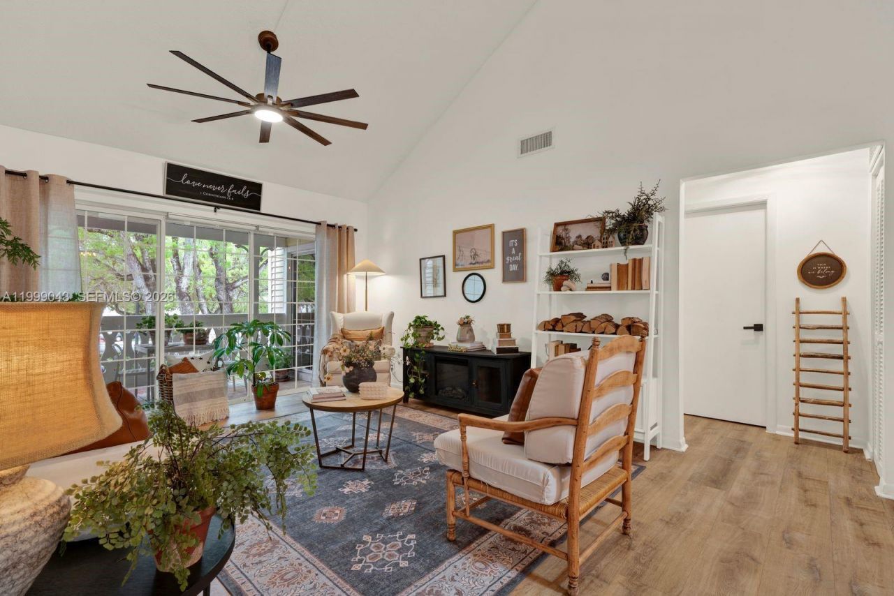 10441 Mahogany Key Cir, Unit 202, Miami, FL 33196 Photo