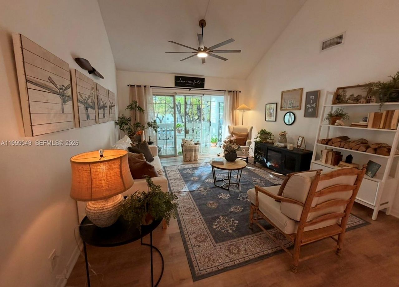 10441 Mahogany Key Cir, Unit 202, Miami, FL 33196 Photo