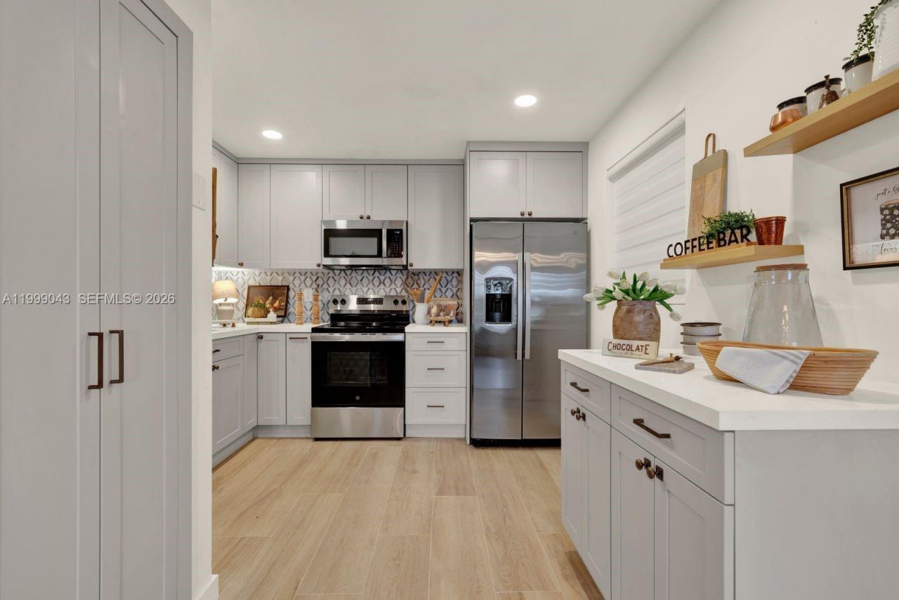 10441 Mahogany Key Cir, Unit 202, Miami, FL 33196 Photo