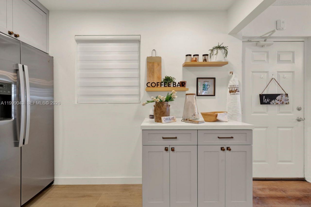 10441 Mahogany Key Cir, Unit 202, Miami, FL 33196 Photo