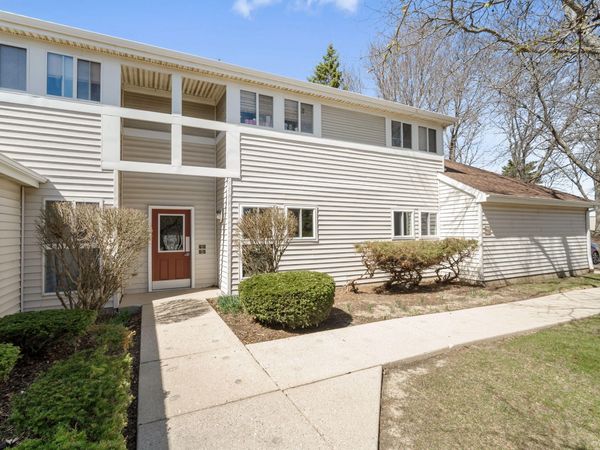 863 W Puetz Rd, Oak Creek, WI 53154